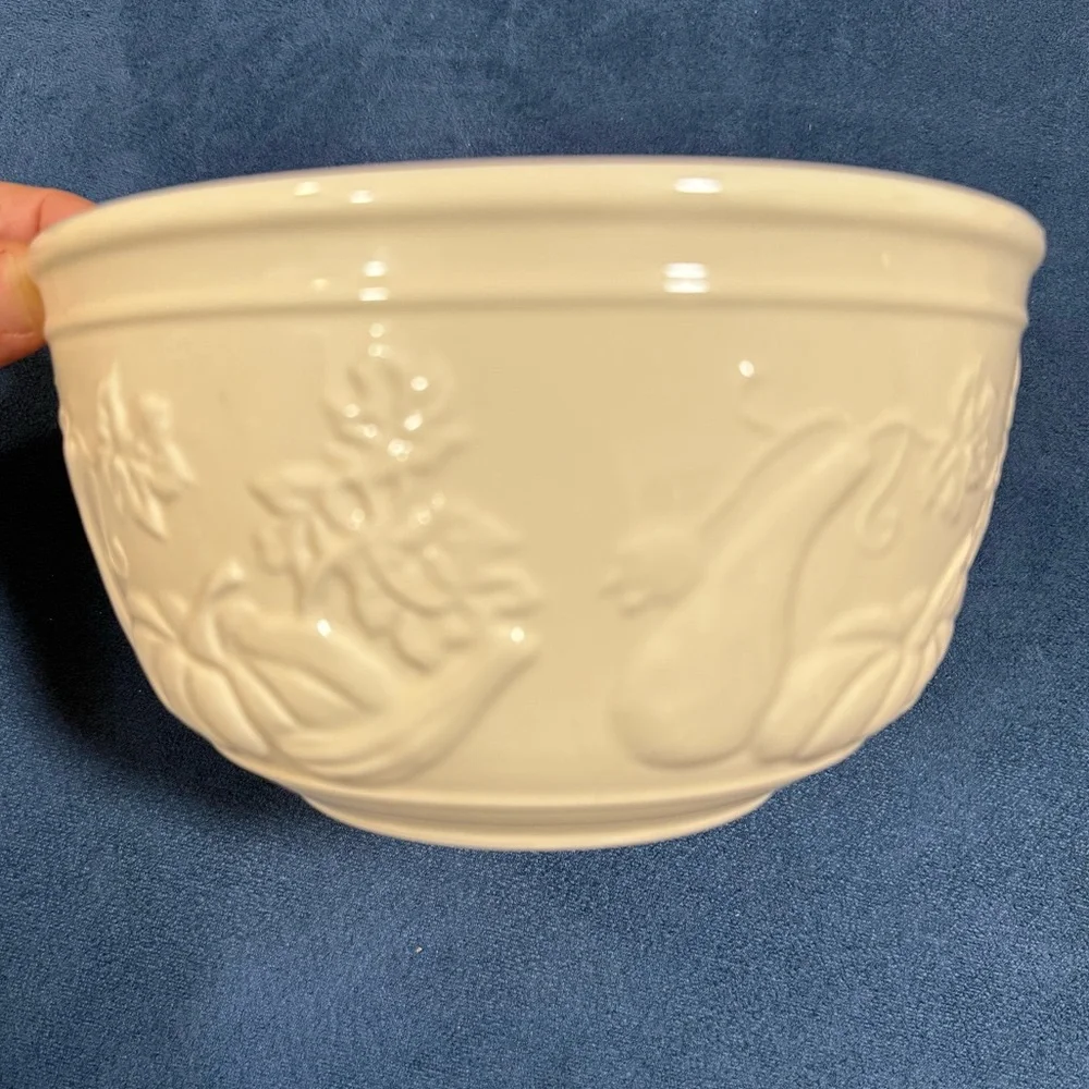 Williams Sonoma Mixing/Serving Bowl Heavy 7” off white pumpkins embossed